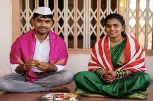 ಕಲಬುರ್ಗಿ : ಕಲಬುರ್ಗಿಯಲ್ಲಿ ಘೋರ ದುರಂತ ನಡೆದಿದ್ದು, ಎರಡು ತಿಂಗಳ ಹಿಂದೆಯಷ್ಟೇ ವಿವಾಹ ಆಗಿದ್ದ ಯುವತಿ ಆತ್ಮಹತ್ಯೆ ಮಾಡಿಕೊಂಡಿರು ಘಟನೆ ನಗರದ ದುಬೈ ಕಾಲೋನಿಯಲ್ಲಿ ನಡೆದಿದೆ.

ತವರು ಮನೆಯಲ್ಲಿ ನೇಣು ಬಿಗಿದುಕೊಂಡು ಭಾಗ್ಯಶ್ರೀ (19) ಎಂಬ ಯುವತಿ ಆತ್ಮಹತ್ಯೆ ಮಾಡಿಕೊಂಡಿದ್ದಾಳೆ.

ಡೆತ್ ನೋಟ್ ಬರೆದಿಟ್ಟು ಆತ್ಮಹತ್ಯೆ ಮಾಡಿಕೊಂಡಿದ್ದಾಳೆ. ಪತಿ ಮತ್ತು ಅವರ ಮನೆಯವರ ಕಿರುಕುಳ ಬಗ್ಗೆ ಬರೆದಿಟ್ಟು ಆತ್ಮಹತ್ಯೆ ಮಾಡಿಕೊಂಡಿದ್ದಾಳೆ. ಸಚಿನ್ ಎಂಬಾತನನ್ನು ಪ್ತಿತಿಸಿ 2 ತಿಂಗಳ ಹಿಂದೆಯಷ್ಟೇ ಮದುವೆ ಆಗಿದ್ದಳು.ವರನ ಕುಟುಂಬಸ್ಥರ ವಿರುದ್ಧ ಕ್ರಮ ಕೈಗೊಳ್ಳಬೇಕು ಎಂದು 
ಯುವತಿ ಪೋಷಕರು ಆಗ್ರಹಿಸಿದ್ದಾರೆ.
